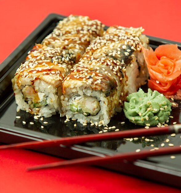 Vissushi met sesamgember en wasaby