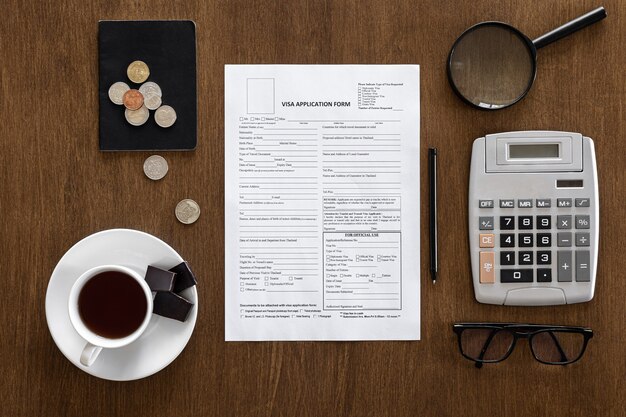 Visumaanvraagformulier op een houten tafel, visumverwerking, registratie, plat leggen