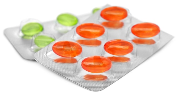 Vitamine e-capsules in reepjes op witte achtergrond
