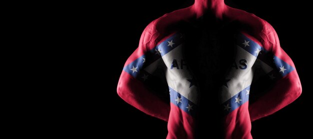 Vlag van Arkansas op gespierd mannelijk torso met buikspieren, Arkansas bodybuilding concept, zwarte achtergrond