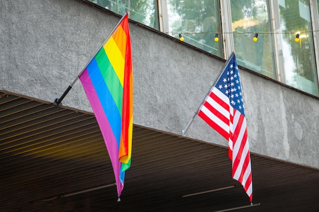 Vlaggen van amerika en de lgbt-gemeenschap op het gebouw. seksuele minderheden in de vs.