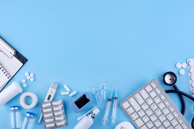 Vlak gelegen medicijn op blauwe achtergrond
