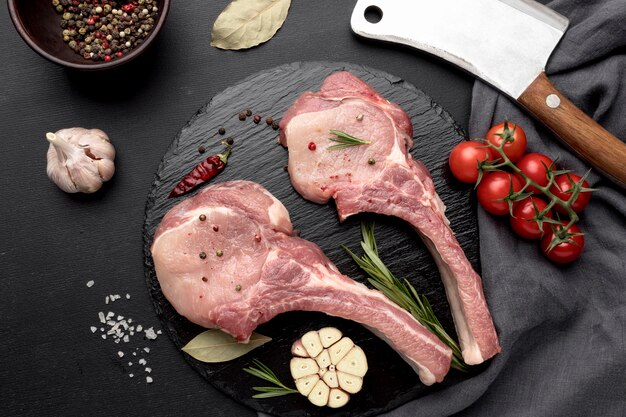 Vlees dat op het koken op houten raad wordt voorbereid