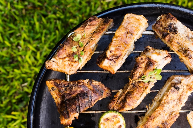 Vlees en groenten geroosterd op grillpan