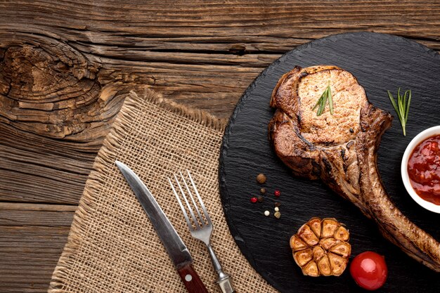 Vlees met saus op een houten bord