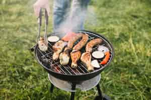 Gratis foto vlees op barbecuegrill in aard