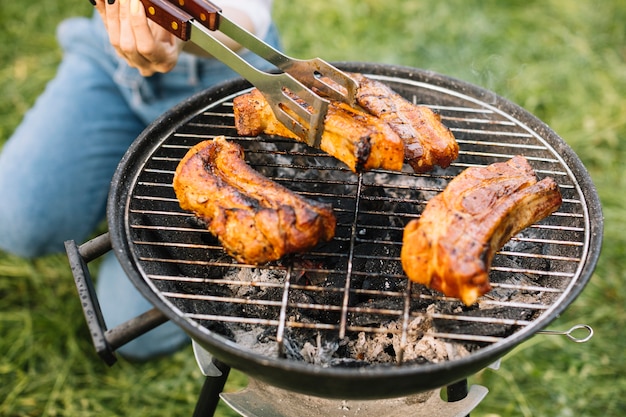 Vlees op barbecuegrill in aard