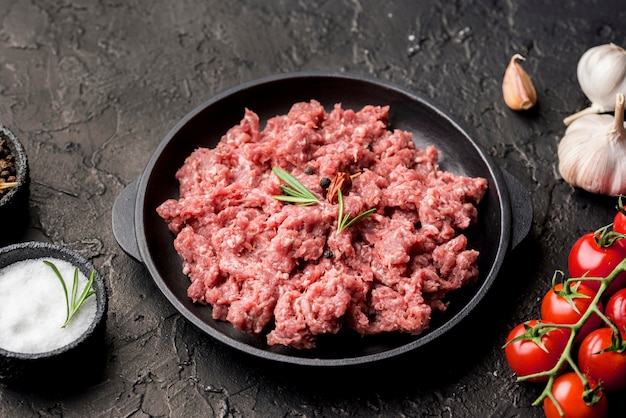 Vlees op plaat met tomaten en knoflook