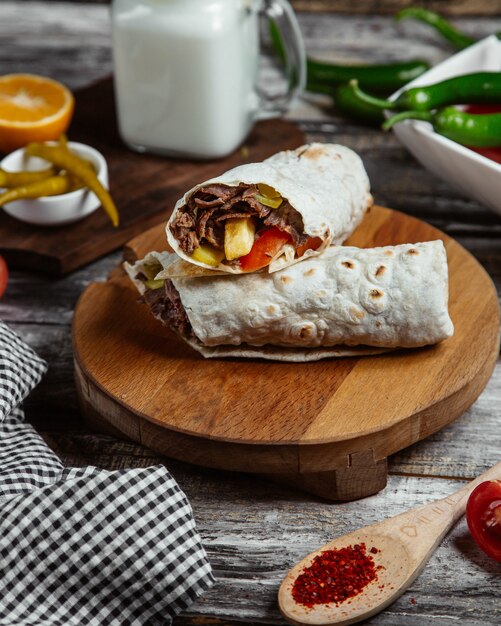 vlees wrap geserveerd met peper