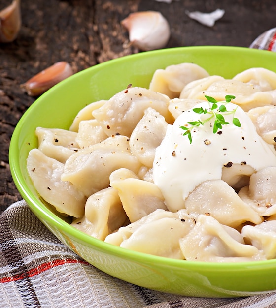 Gratis foto vleesbollen - russische gekookte pelmeni in plaat