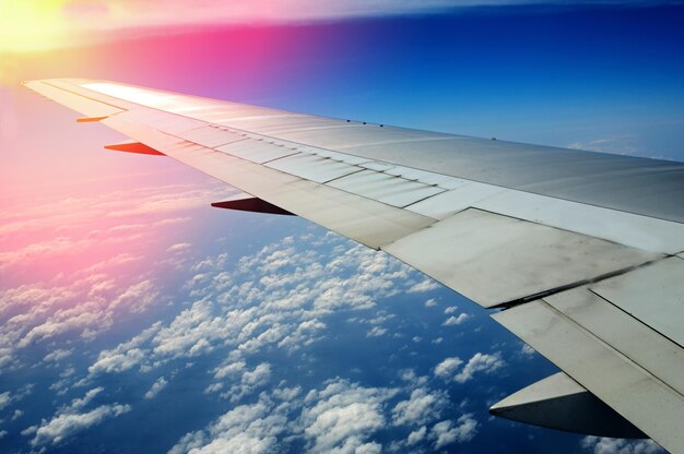 Vleugel van een vliegtuig met een mooie luchtfoto van de lucht met wolken