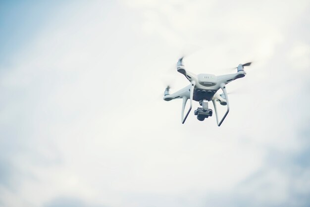 Vliegende drone tot blauwe hemelachtergrond