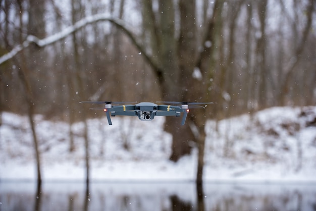 Gratis foto vliegende zwarte drone tijdens de winter