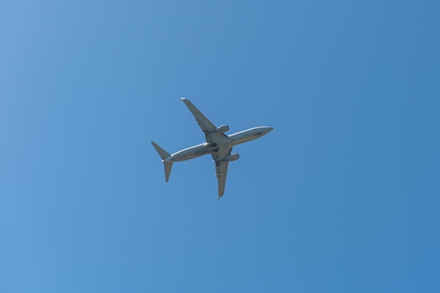 Vliegtuig dat in de blauwe lucht vliegt