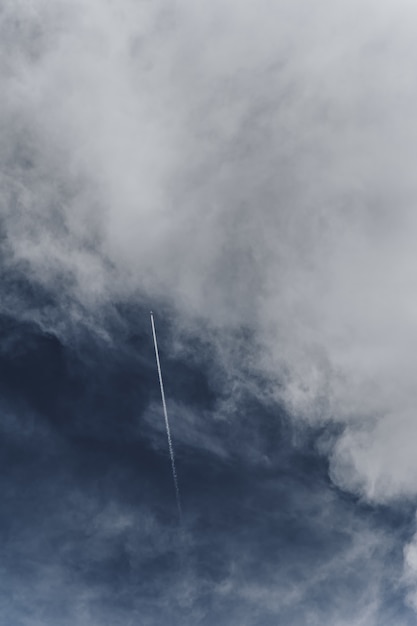 Vliegtuigen die over de bewolkte hemel vliegen