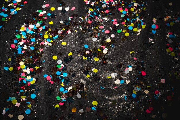 Vloer met confetti na het feest.