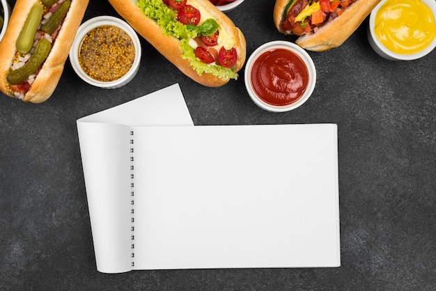 Voedsel arrangement met notebook bovenaanzicht