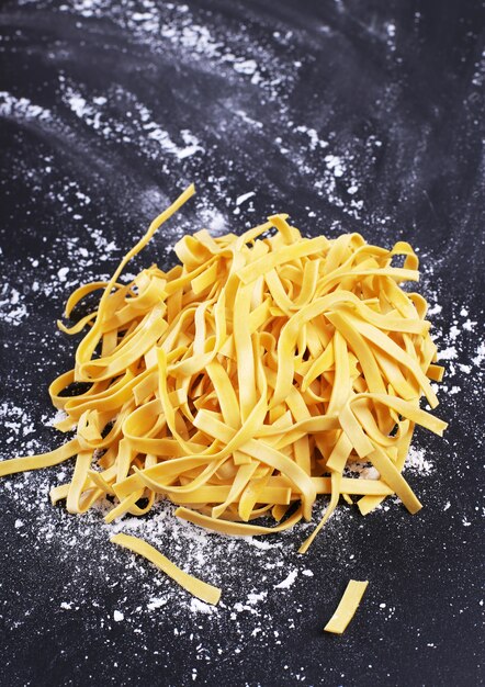 Voedsel. Heerlijke handgemaakte pasta op tafel