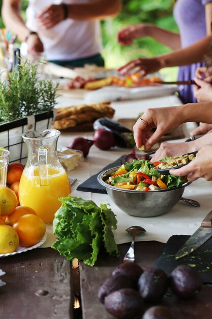 Voedsel klaarmaken voor een picknick