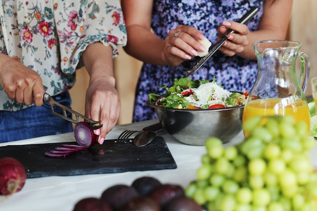 Voedsel klaarmaken voor een picknick