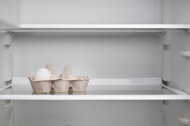 Voedselcrisisconcept met lege koelkast