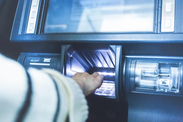 Gratis foto voer het wachtwoord in in de bankautomatisering