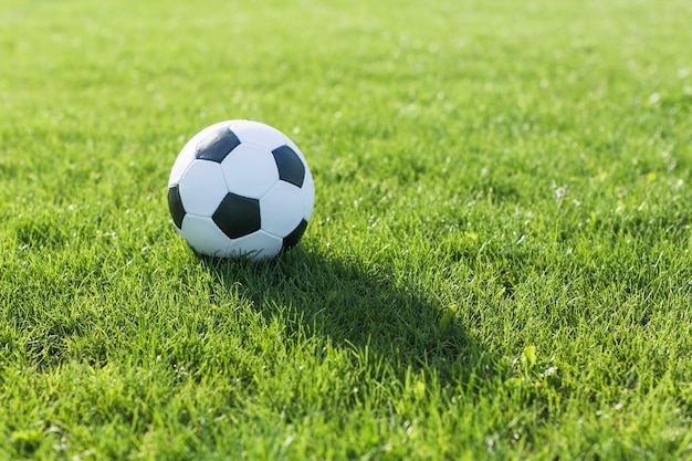 Voetbal in gras met schaduw