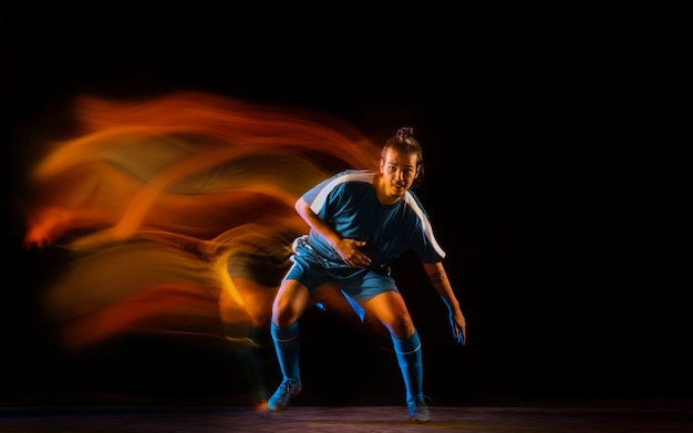 Voetbal of voetballer op zwarte studio