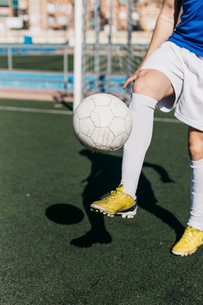 Gratis foto voetballer jongleren bal