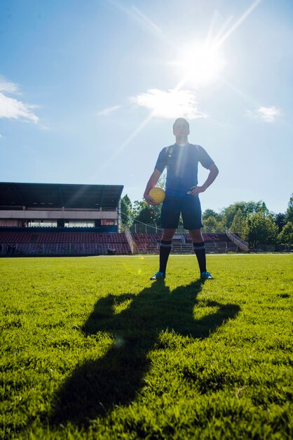 Voetballer poseren in het stadion