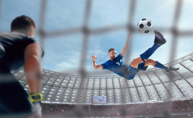 Voetballers in actie op professioneel stadion