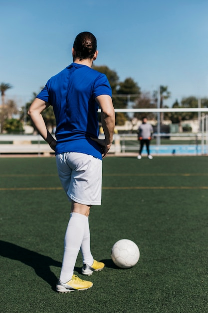 Voetbalster die naar doel kijkt