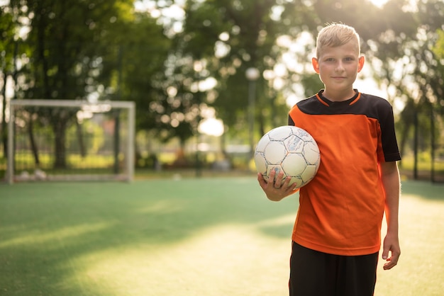 Voetbaltrainer die zijn leerlingen lesgeeft