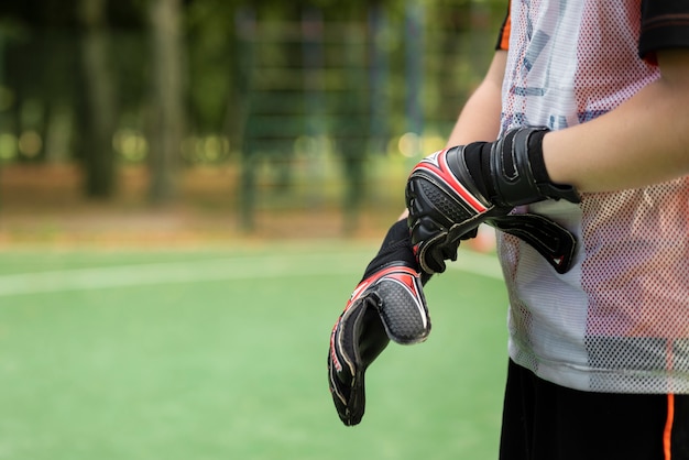 Voetbaltrainer die zijn leerlingen lesgeeft