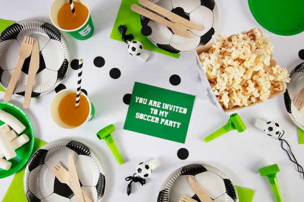 Gratis foto voetbalverjaardag met popcorn en drankjes