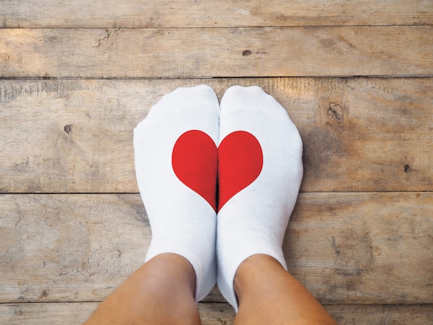 Voeten dragen witte sokken met rode hartvorm | Premium Foto
