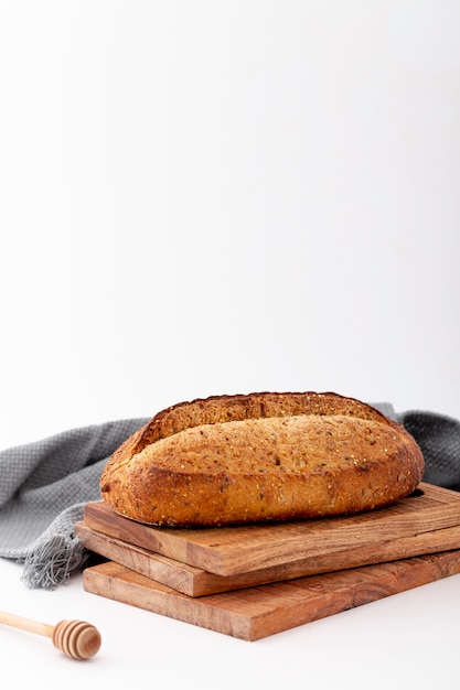 Volkoren brood op een stapel van houten planken vooraanzicht