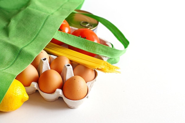 Volle groene zak met gezonde voeding op een witte achtergrond bovenaanzicht fruit groente eieren online winkel