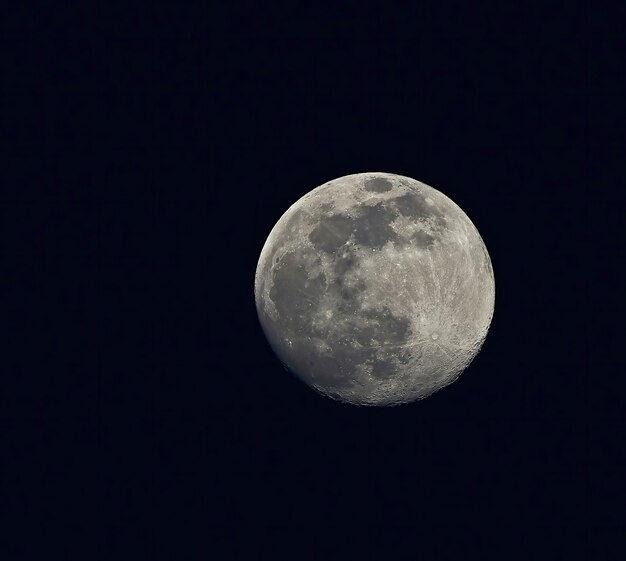 Volle maan in donkere nachthemel