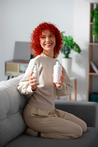 Gratis foto volle shot jonge vrouw met krullend haar