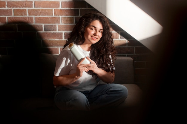 Gratis foto volle shot jonge vrouw met krullend haar