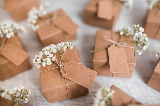 Volledig frame van kartonnen dozen met tag en baby&#39;s-adem bloemen op houten achtergrond