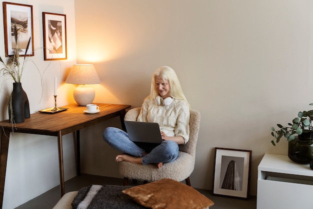 Gratis foto volledig geschoten albinovrouw die aan laptop werkt