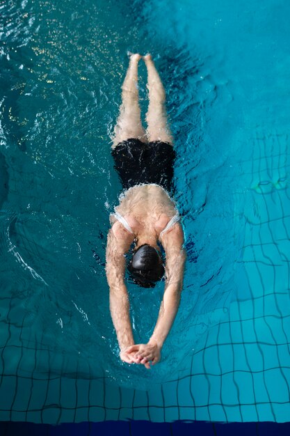 Volledig geschoten atleet zwemmen