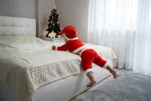 Gratis foto volledig geschoten baby met kerstoutfit