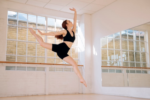 Volledig geschoten ballerina springen