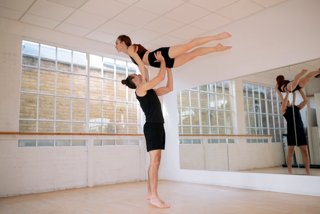 Volledig geschoten danseres die vrouw vasthoudt