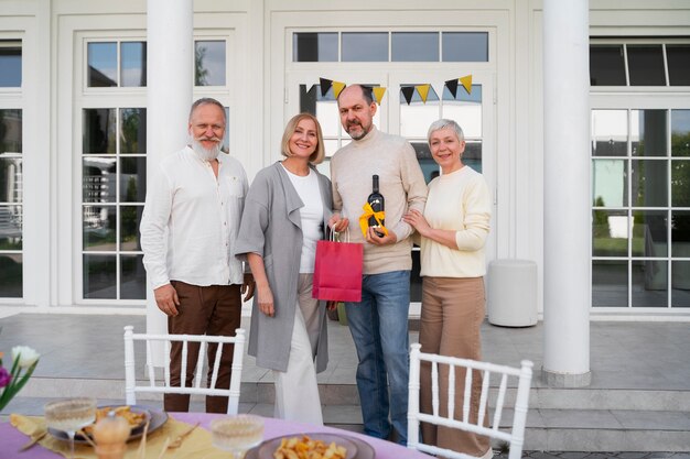 Volledig geschoten familie die samen verjaardag viert