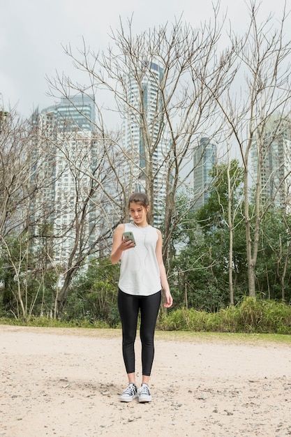 Gratis foto volledig geschoten fit jonge vrouw in sportkleding