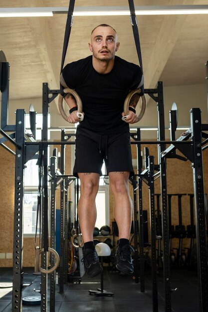 Volledig geschoten fitte man die traint in de sportschool